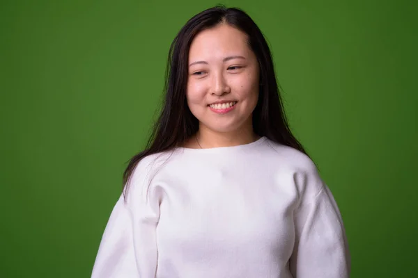 Joven mujer china contra fondo verde —  Fotos de Stock