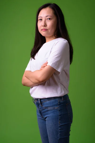 緑の背景に対して若い中国女性のスタジオ撮影 — ストック写真