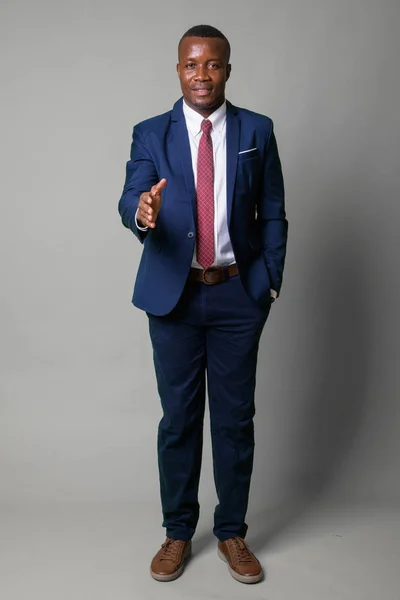 Bote de cuerpo completo de joven empresario africano feliz con traje azul —  Fotos de Stock