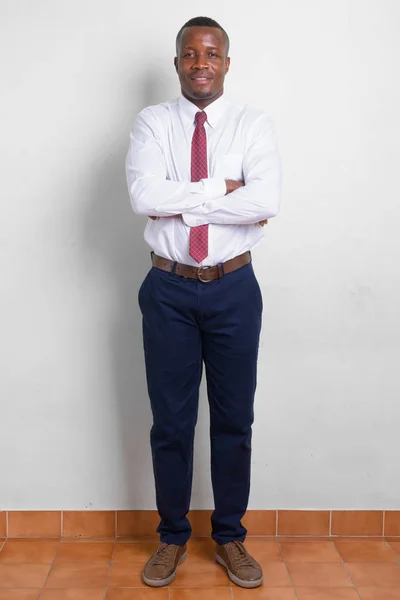 Cuerpo completo disparo de joven empresario africano feliz sobre fondo blanco —  Fotos de Stock