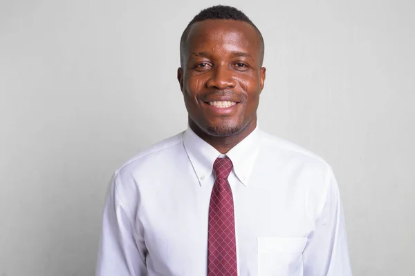 Joven empresario africano feliz sobre fondo blanco —  Fotos de Stock