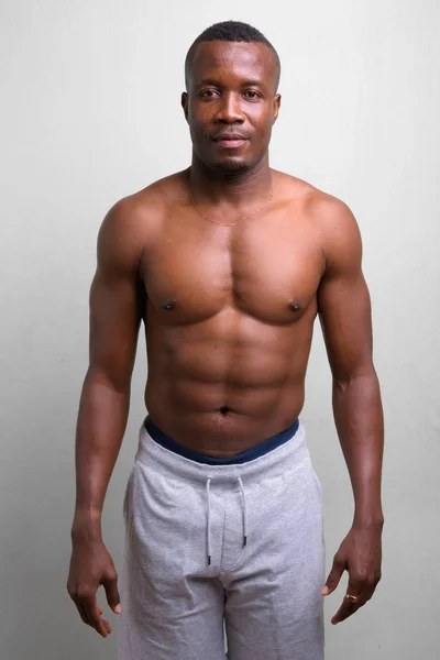Joven musculoso africano hombre sin camisa sobre fondo blanco —  Fotos de Stock