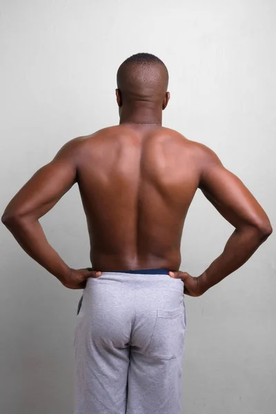 Vista trasera del joven musculoso africano sin camisa —  Fotos de Stock