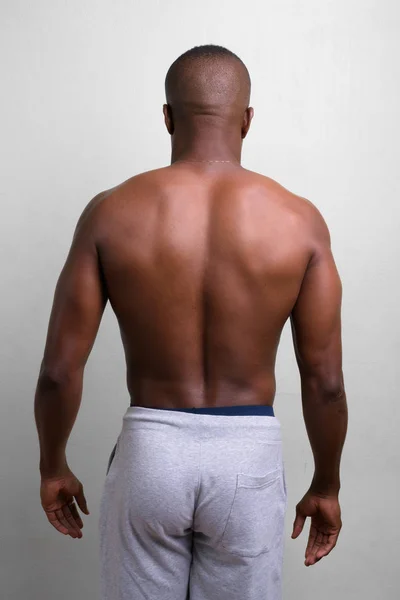 Vista trasera del joven musculoso africano sin camisa —  Fotos de Stock