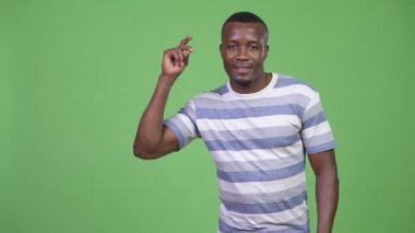 Parmak yapışmayı hem de bir şeyler gösteriyor mutlu Afrika delikanlı