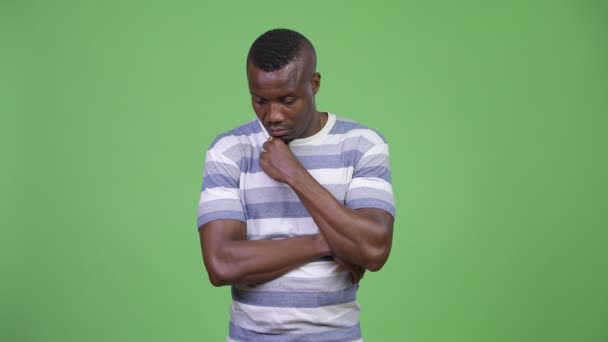 Ernstige Afrikaanse jongeman denken terwijl neer te kijken — Stockvideo