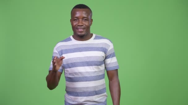 Молодой дружелюбный африканский мужчина пожимает руку — стоковое видео