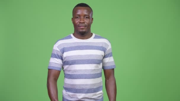 En ung, lykkelig afrikaner som gir opp tommelen – stockvideo