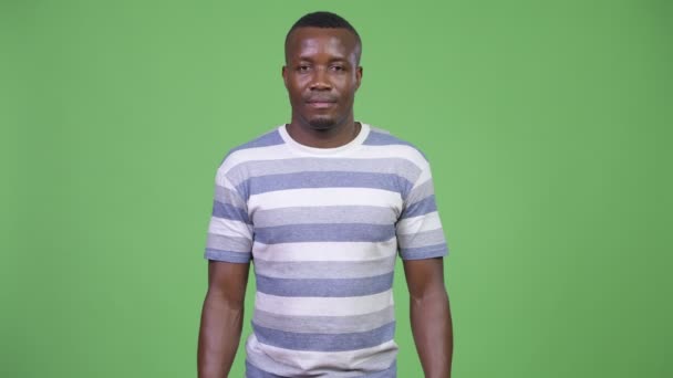 Junger glücklicher afrikanischer Mann schaut aufgeregt und gibt die Daumen hoch — Stockvideo