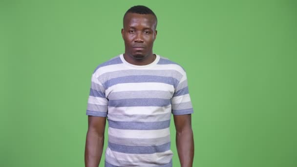 Fiatal hangsúlyozta afrikai férfi, ami remek le — Stock videók