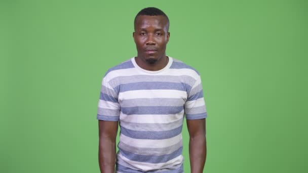 Молодой африканский мужчина выглядит шокированным — стоковое видео