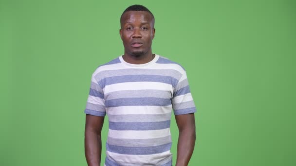 Jeune homme africain interviewé — Video