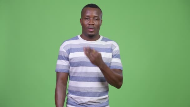 Студийный снимок молодого африканца, выглядящего виновным — стоковое видео