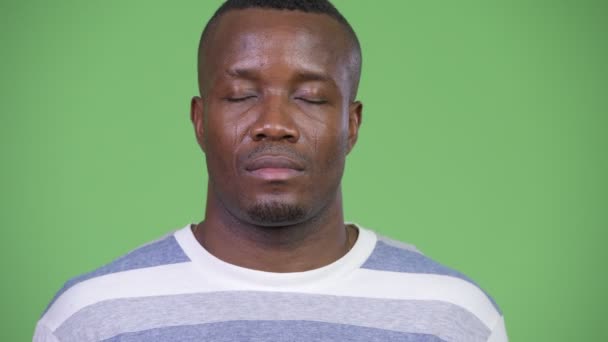 Молодой счастливый африканский мужчина расслабляется с закрытыми глазами — стоковое видео