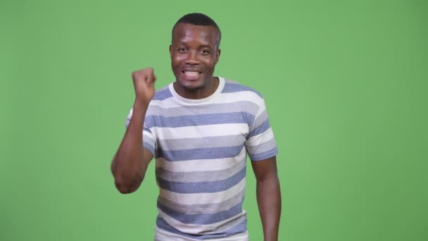 Joven hombre africano feliz recibiendo buenas noticias — Vídeo de stock