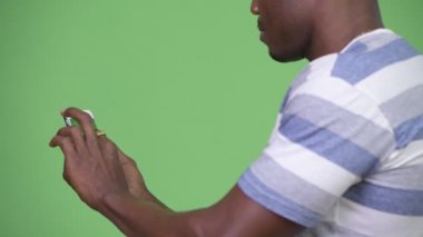 Afrika delikanlı telefon kullanma