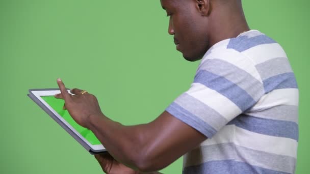 Fiatal afrikai férfi digitális táblagéppel — Stock videók
