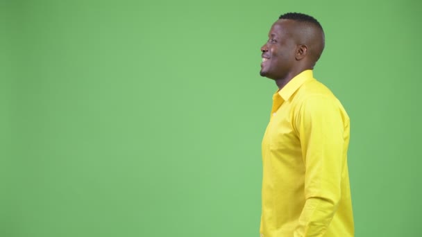 Hossz-szelvény nézet fiatal boldog afrikai üzletember sárga inget visel — Stock videók