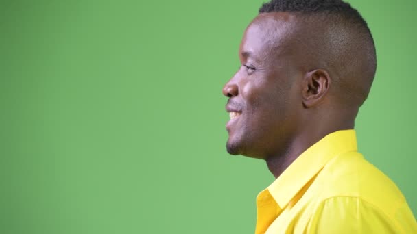 Vista del perfil del joven empresario africano feliz con camisa amarilla — Vídeos de Stock