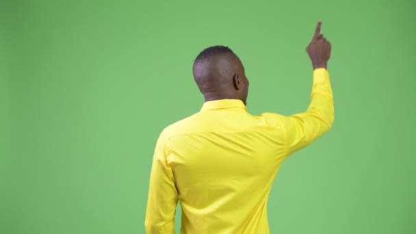 Visão traseira do jovem empresário africano dirigindo enquanto vestindo camisa amarela — Vídeo de Stock