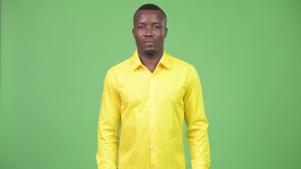 穿着黄色衬衣的非洲年轻商人 — 图库视频影像