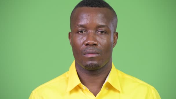 Studioaufnahme Eines Jungen Afrikanischen Geschäftsmannes Mit Gelbem Hemd Gegen Chromaschlüssel — Stockvideo