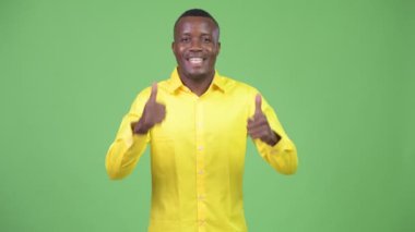 Yaşasın vererek genç mutlu Afrika iş adamı