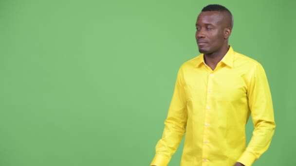 Joven feliz empresario africano mostrando algo — Vídeos de Stock