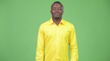 Genç mutlu Afrika işadamı gözleri kapalı rahatlatıcı