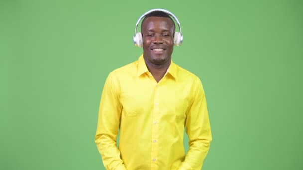 Jovem empresário africano feliz ouvindo música — Vídeo de Stock