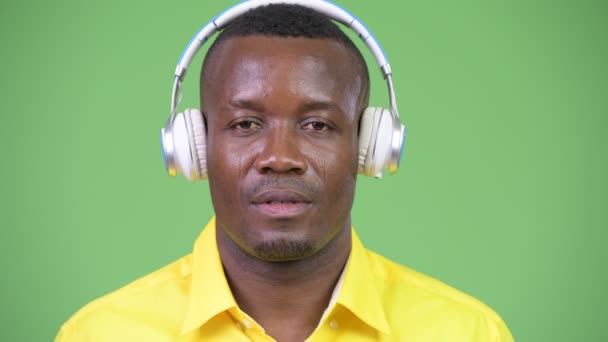 黄色のシャツの緑の背景のクロマキーに対して若いアフリカの実業家のスタジオ撮影 — ストック動画