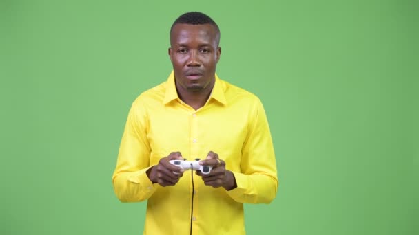 Young African businessman playing games and losing — Stock Video