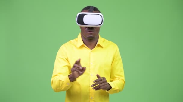Jovem empresário africano usando headset realidade virtual — Vídeo de Stock
