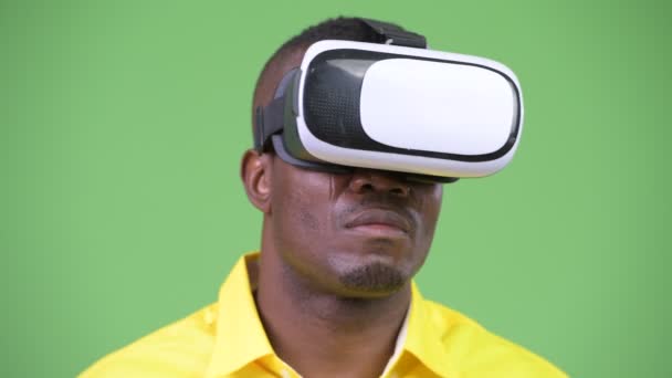 Jovem empresário africano usando headset realidade virtual — Vídeo de Stock