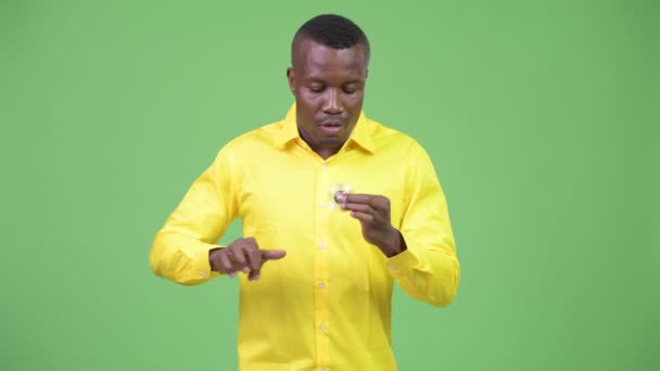 Jonge gelukkig Afrikaanse zakenman spelen met fidget spinner — Stockvideo