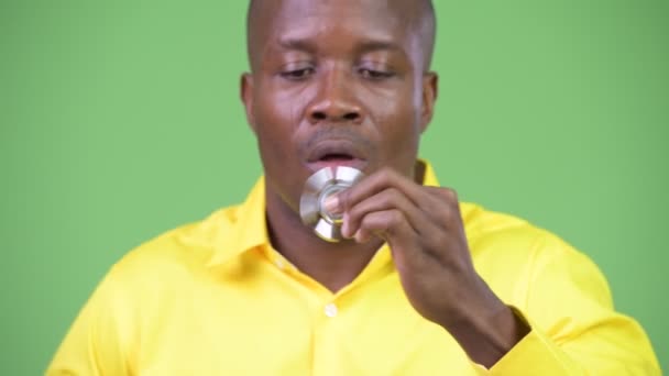 Молодой счастливый африканский бизнесмен играет со Спиннером — стоковое видео