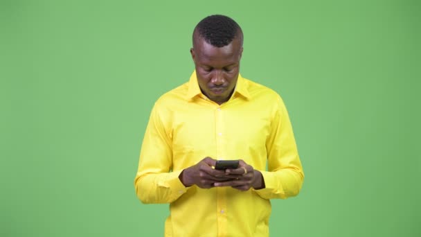 Jovem homem de negócios africano feliz usando telefone — Vídeo de Stock