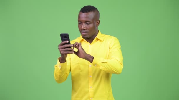 Telefon kullanıyorsanız ve kötü haber genç Afrika iş adamı — Stok video