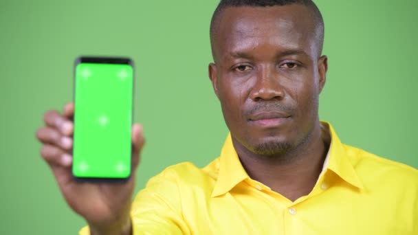 Jovem homem de negócios Africano feliz mostrando telefone — Vídeo de Stock