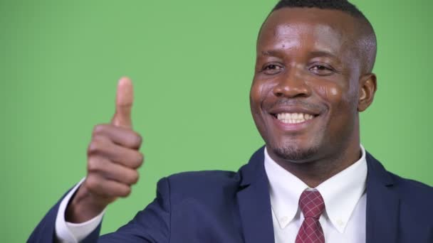 Молодой счастливый африканский бизнесмен делает большие пальцы вверх — стоковое видео
