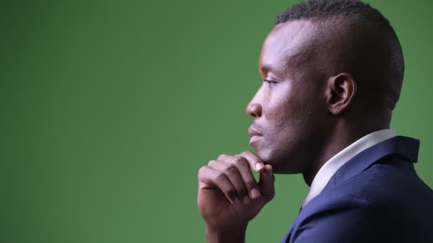 Visão de perfil do pensamento jovem empresário africano — Vídeo de Stock