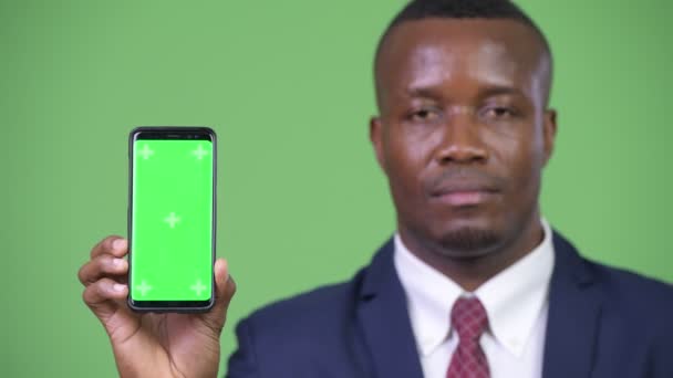 Unga glada afrikanska affärsman visar telefonen — Stockvideo