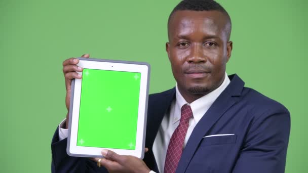 Νεαρός επιχειρηματίας ευτυχισμένη Αφρικής δείχνει ψηφιακή δισκίο — Αρχείο Βίντεο