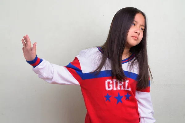 Şık giysiler giyen genç şirin Asyalı Kız portresi — Stok fotoğraf