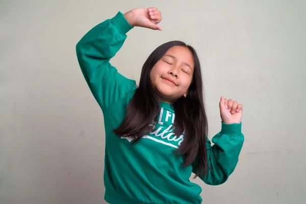 Retrato de jovem bonito menina asiática vestindo roupas elegantes — Fotografia de Stock