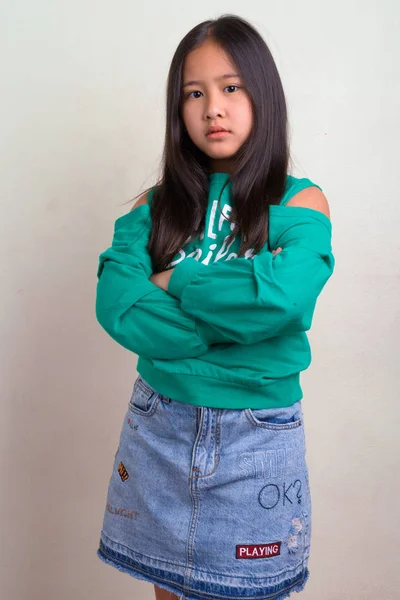 Ritratto di giovane ragazza asiatica carina che indossa vestiti alla moda — Foto Stock