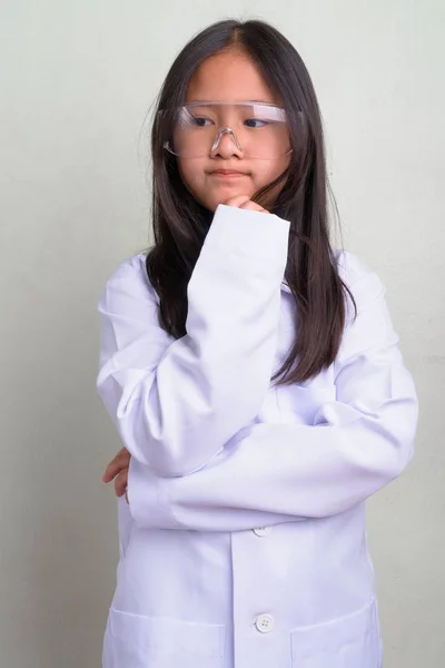 Retrato de joven linda chica asiática como científico con gafas protectoras — Foto de Stock