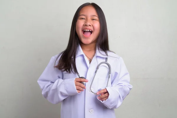 医師として若いかわいいアジアの女の子の肖像画 — ストック写真