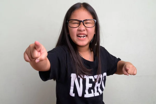 Gözlük takan Genç Sevimli Asya inek kız — Stok fotoğraf