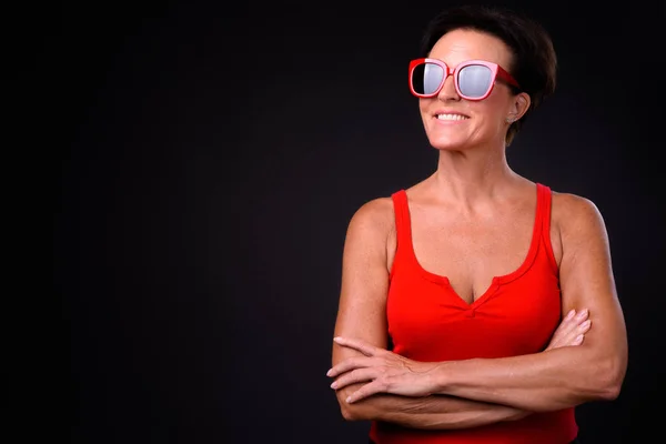 Maturo bella donna con i capelli corti contro sfondo nero — Foto Stock